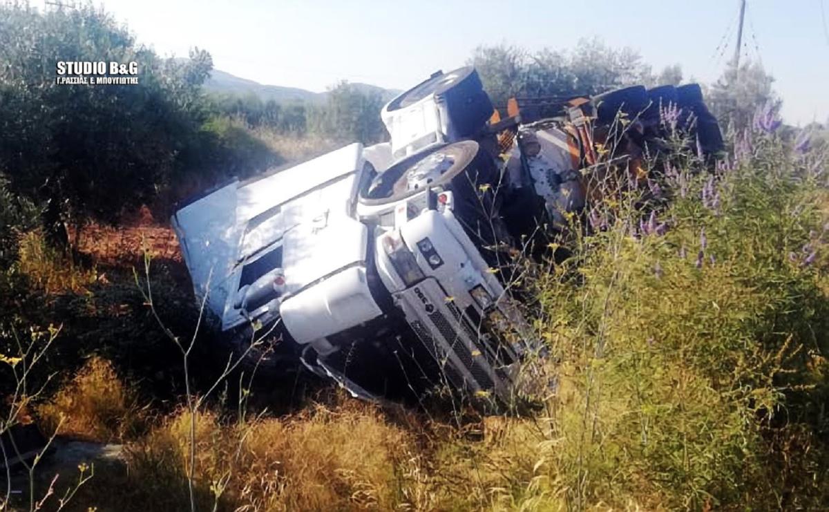 Αργολίδα: Ντελαπάρισε νταλίκα γεμάτη τσιμέντο και έπεσε σε χωράφι