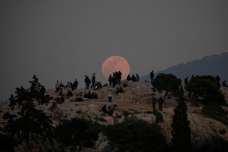 Ολόγιομο αλλά… μικρό το φεγγάρι – Η Πανσέληνος του Αυγούστου όπως δεν την έχουμε ξαναδεί