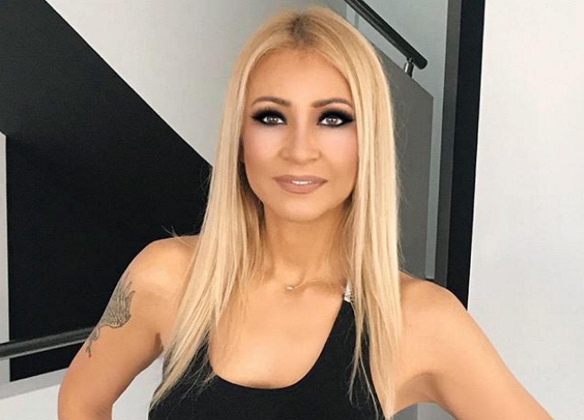 Ξάπλωσε στην παραλία και μοίρασε “εγκεφαλικά” με το κορμί της η Λένα Παπαδοπούλου!