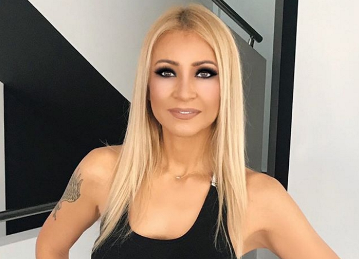 Ξάπλωσε στην παραλία και μοίρασε “εγκεφαλικά” με το κορμί της η Λένα Παπαδοπούλου!