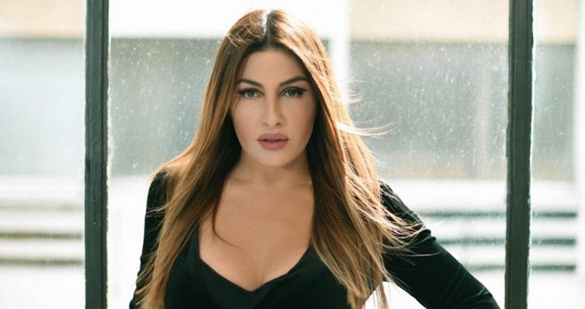 “Φωτιά και λάβρα” η Έλενα Παπαρίζου με το hot… κορμί της!