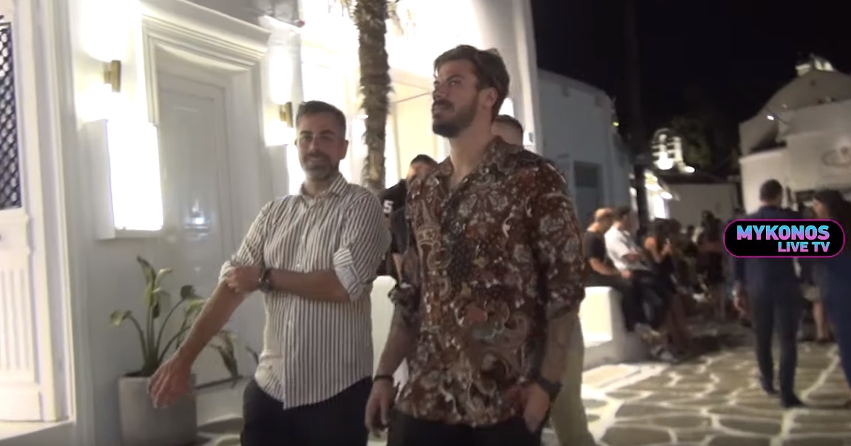 Η βόλτα του Άκη Πετρετζίκη στα σοκάκια της Μυκόνου!