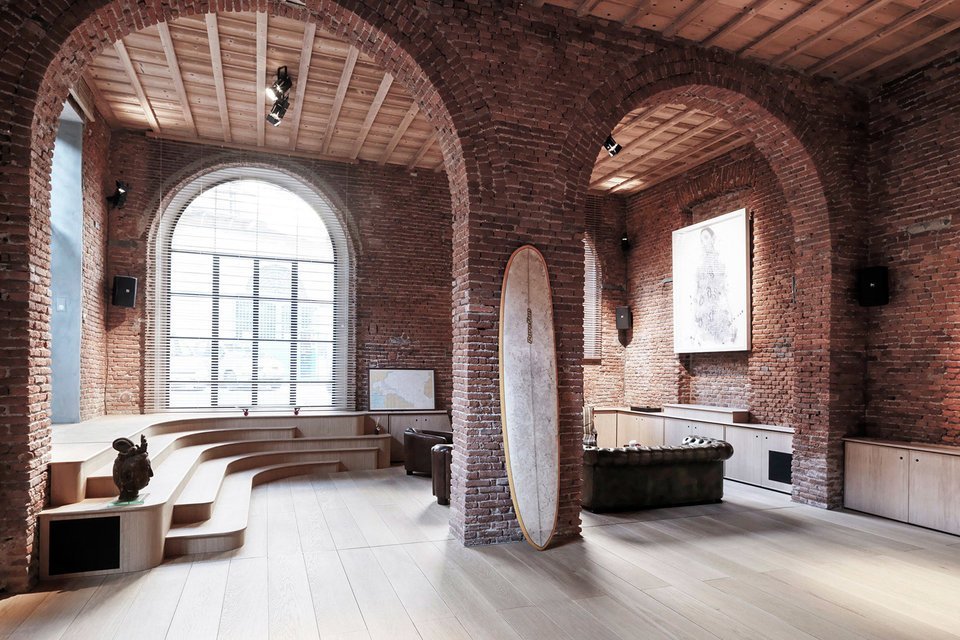 Ένα γκαράζ του 19ου αιώνα μετατράπηκε σε ένα μοντέρνο λοφτ