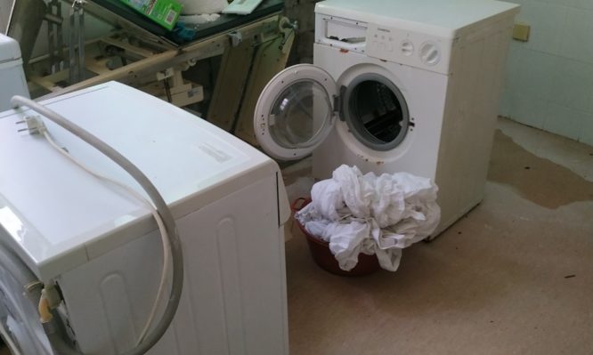 Με πλυντήρια και απορρυπαντικά… από το σπίτι τους βάζουν μπουγάδα στο Κέντρο Υγείας Πρέβεζας! pics