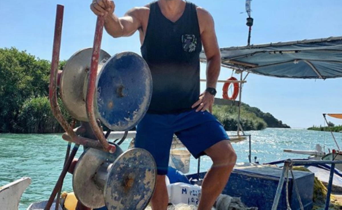 Ποιος είναι ο ψαράς που προκάλεσε χαμό στα social media; Εσύ θα ανέβεις στη βάρκα του;