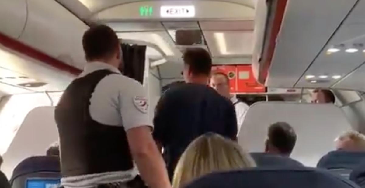 Τους πέταξαν έξω από το αεροπλάνο και οι επιβάτες πανηγύριζαν! [video]
