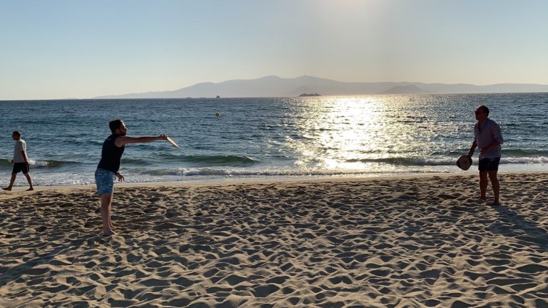 Ο Έλληνας ευρωβουλευτής τα έδωσε όλα… παίζοντας ρακέτες στην παραλία