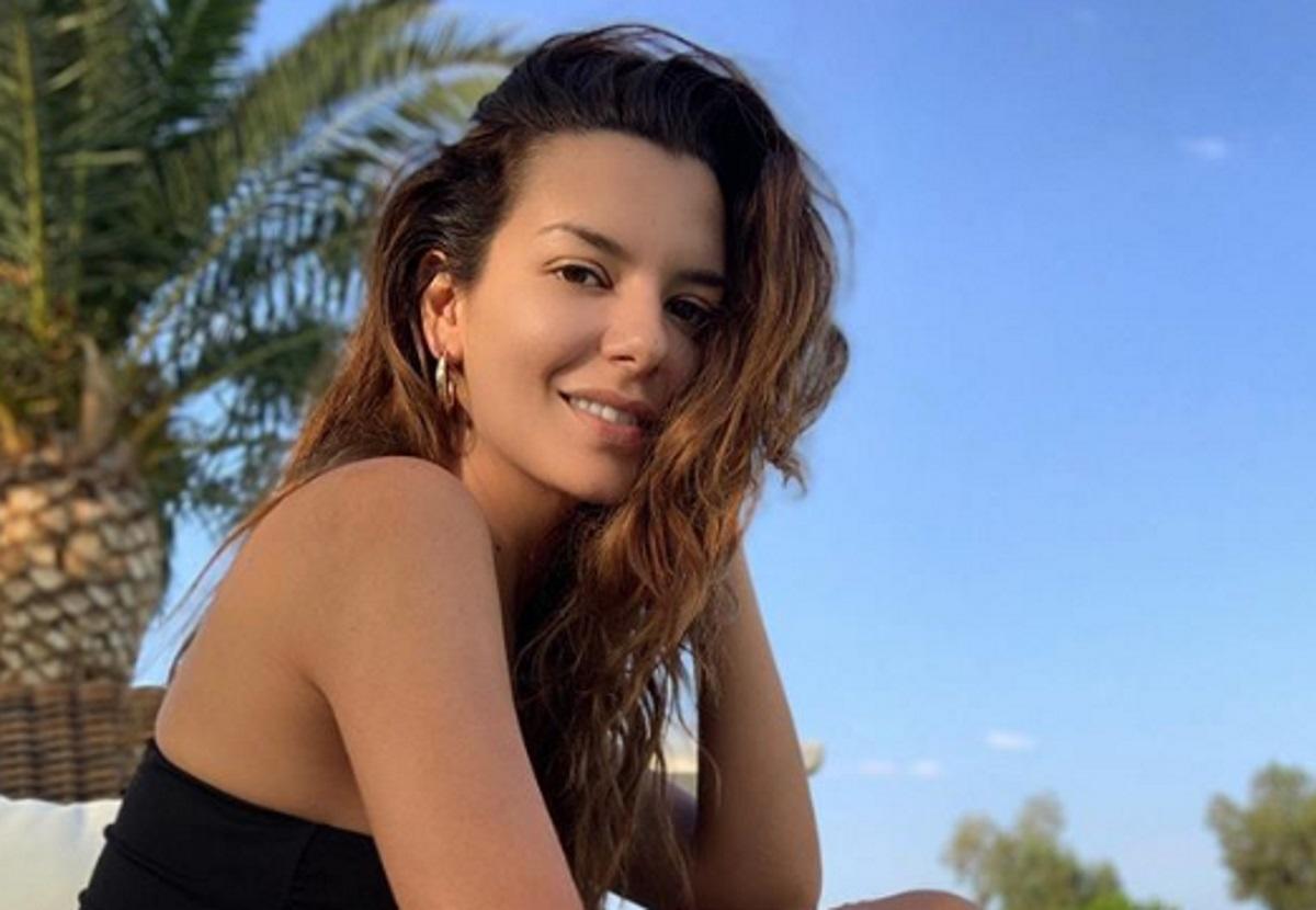 Σκέτη κόλαση η Νικολέττα Ράλλη στην αμμουδιά! Το πλούσιο μπούστο της δεν περνά απαρατήρητο…