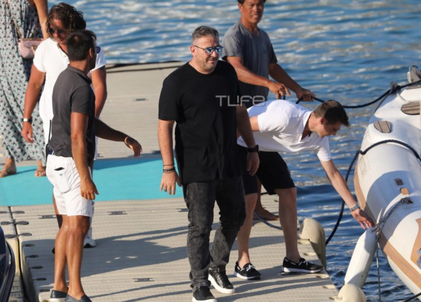 Οι χαλαρές βόλτες του Αντώνη Ρέμου με σκάφος στη Μύκονο!