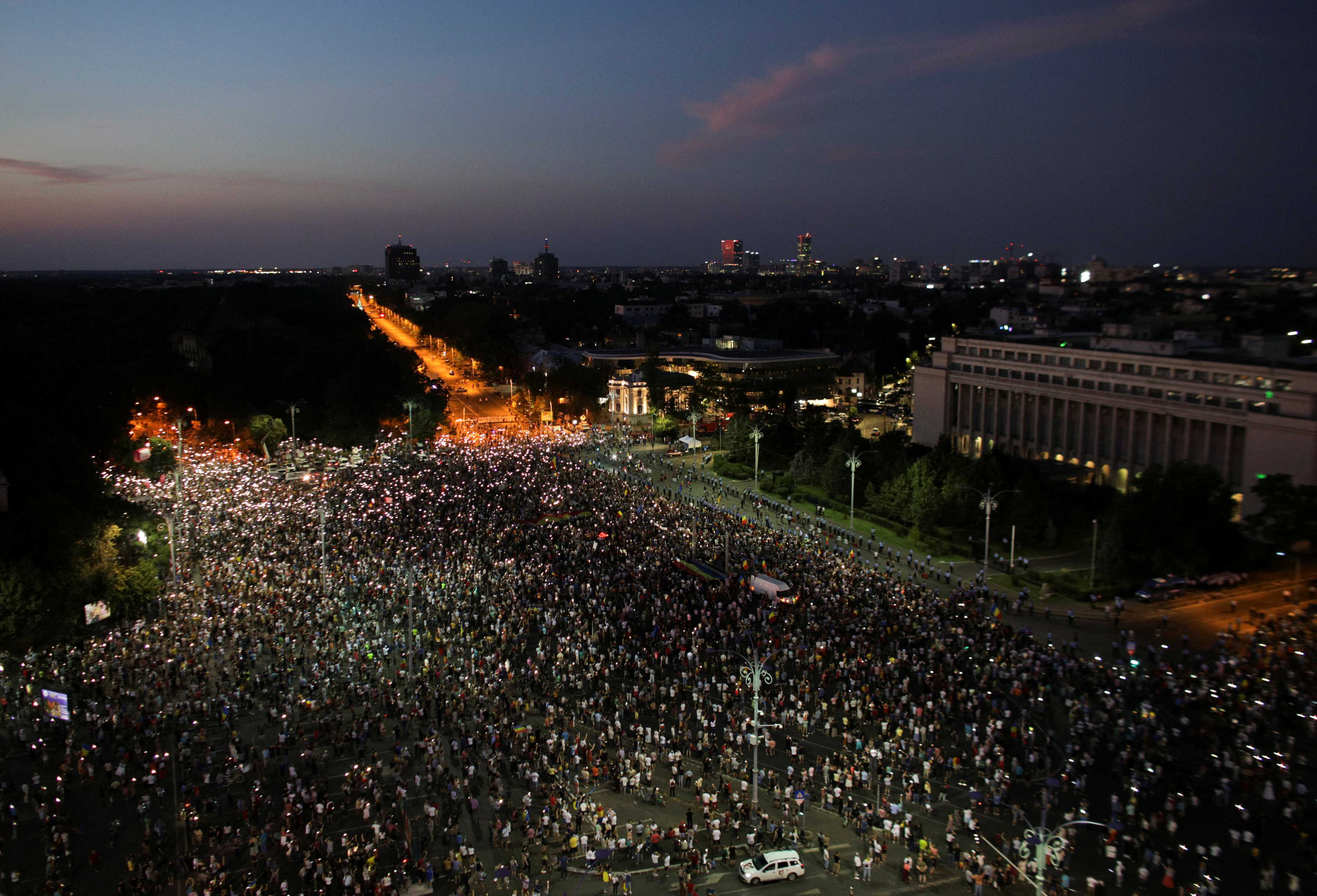 Ρουμανία: Χιλιάδες διαδηλωτές ζητούν την παραίτηση της κυβέρνησης