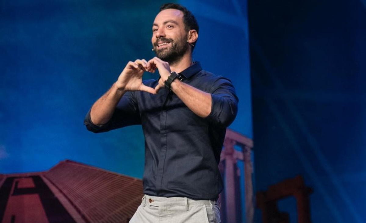 Ο Σάκης Τανιμανίδης βρίσκεται πολύ κοντά στην παρουσίαση του…