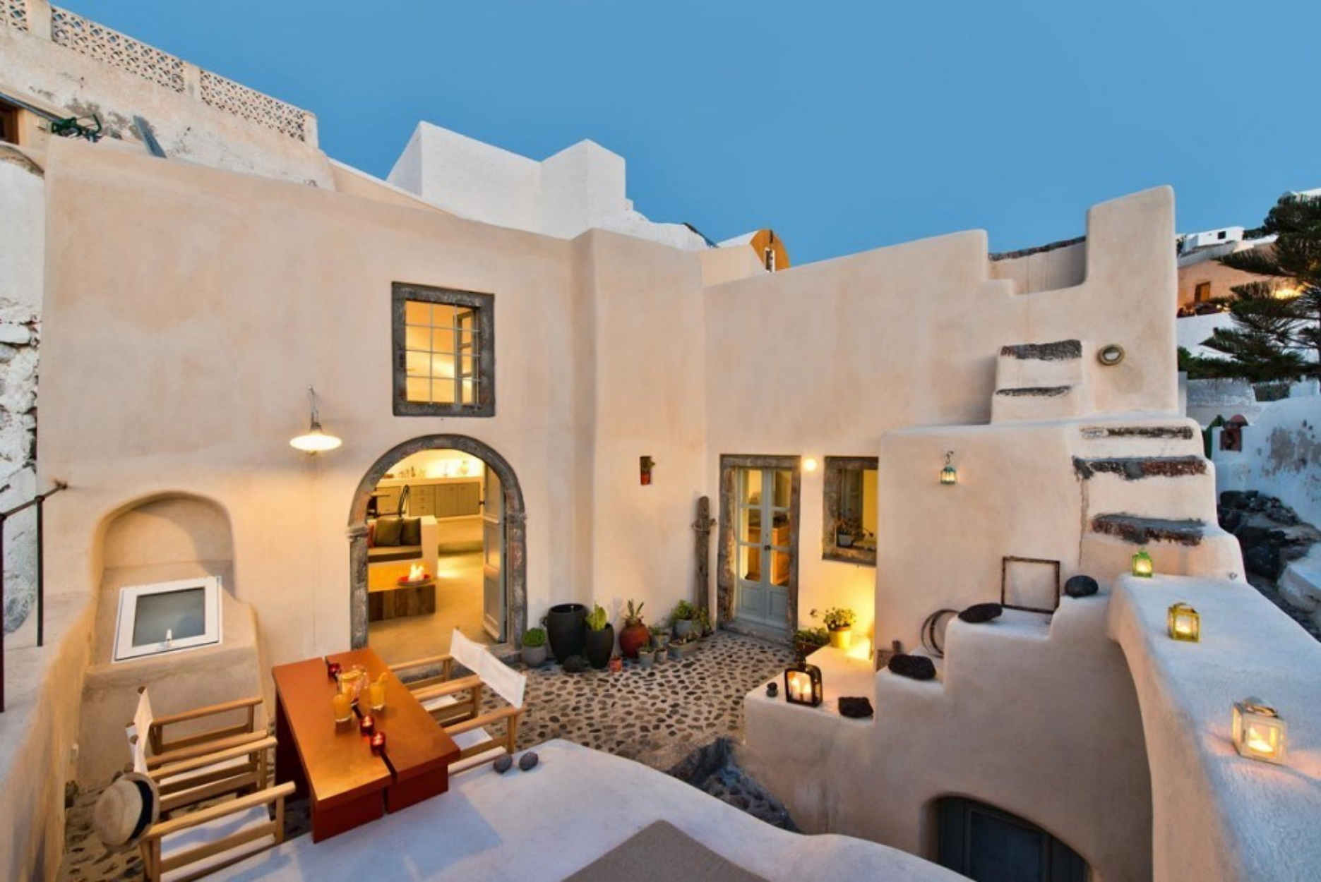 Πως ένα οινοποιείο μετατράπηκε σε μια εντυπωσιακή κατοικία στην Σαντορίνη