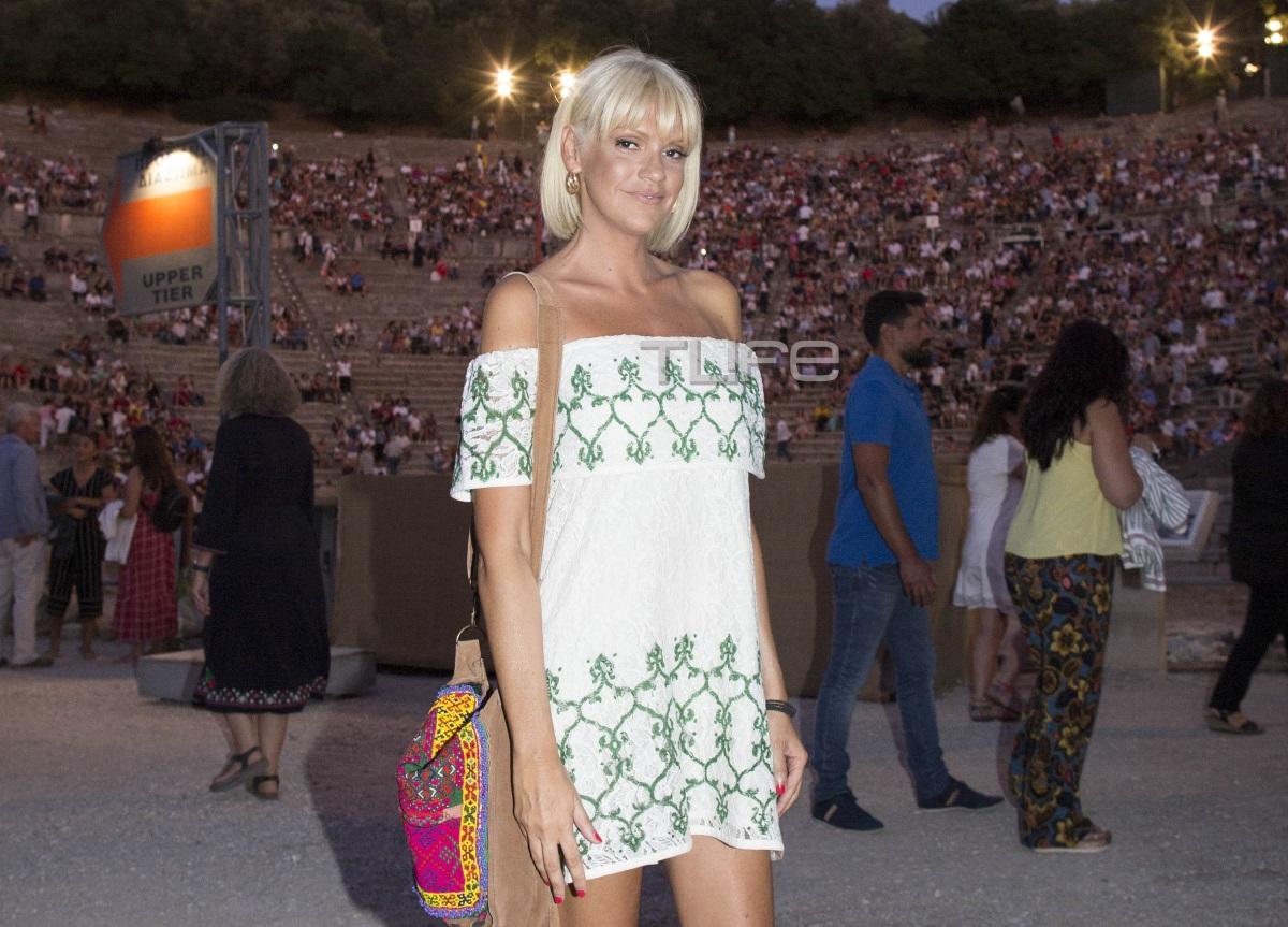 Σάσα Σταμάτη: Κομψή εμφάνιση στην Επίδαυρο [pics]