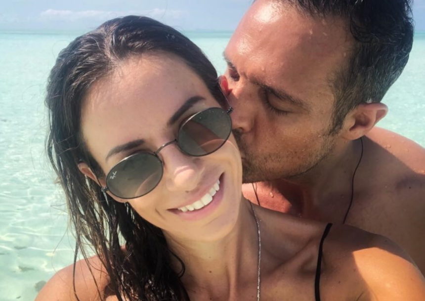 Σάββας Πούμπουρας: Φωτογραφίζει την σύζυγό του με μαγιό, στον 5ο μήνα της εγκυμοσύνης της!