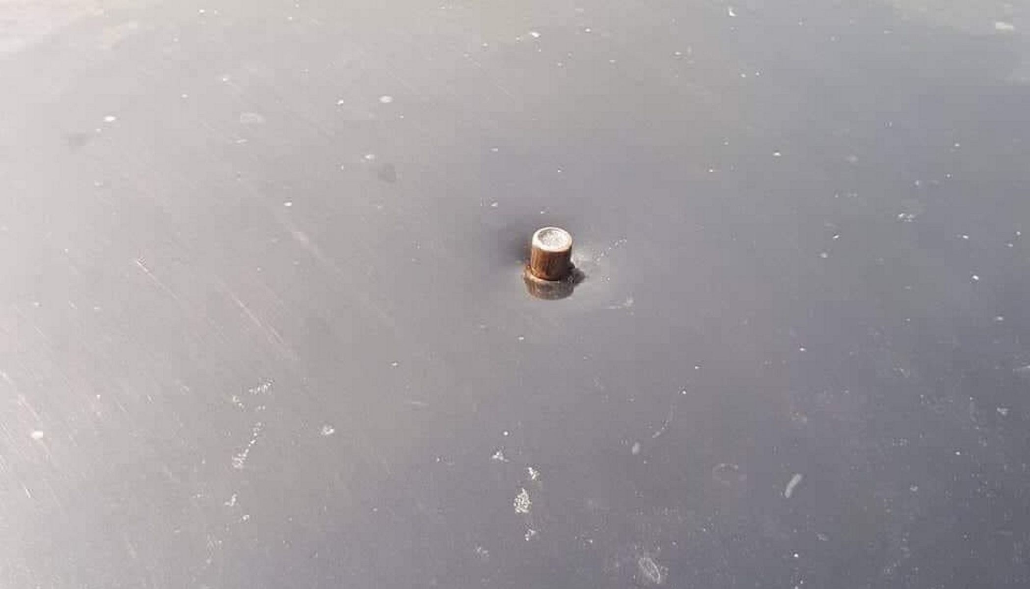 Είναι σφαίρα που καρφώθηκε σε αυτοκίνητο μετά από μπαλωθιές – [pics]