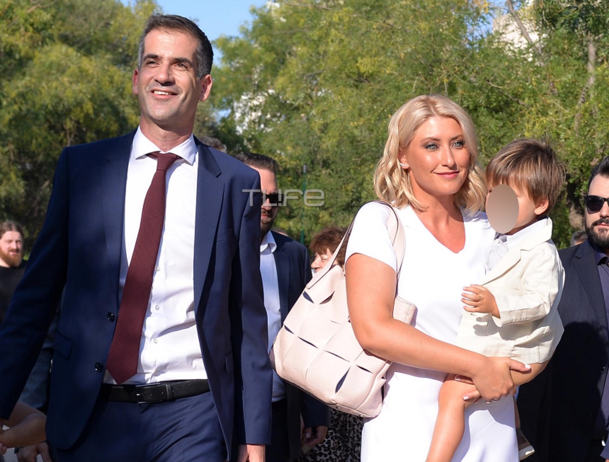 Κώστας Μπακογιάννης: Ορκίστηκε δήμαρχος συνοδευόμενος από τη Σία Κοσιώνη και τα παιδιά του [pics]