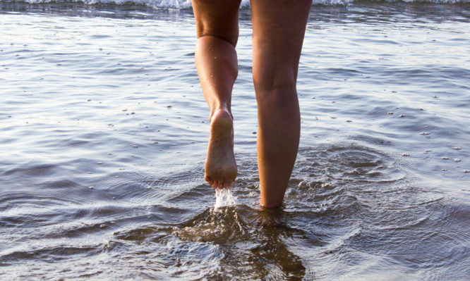 Η απότομη βουτιά στη θάλασσα μετά την ηλιοθεραπεία μπορεί να βάλει σε κίνδυνο τη ζωή σας – Δείτε γιατί…