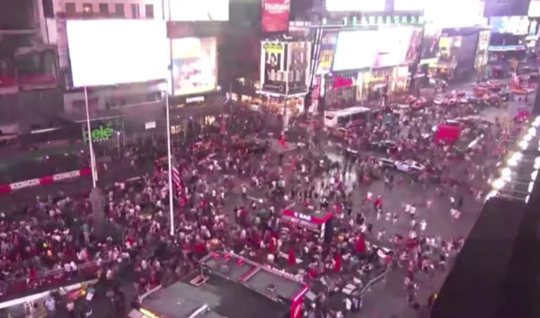 Απίστευτες εικόνες στην Times Square! Έτρεχαν πανικόβλητοι, νόμιζαν πως άκουσαν πυροβολισμούς! [vids]
