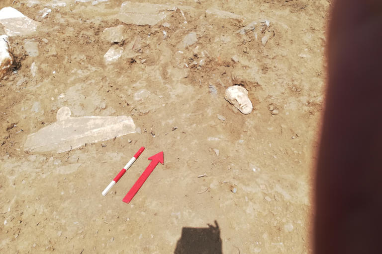 Σπουδαία αρχαιολογική ανακάλυψη στην Τήνο! Βρήκαν επιτύμβιες στήλες από την κλασική εποχή! Εντυπωσιακές εικόνες