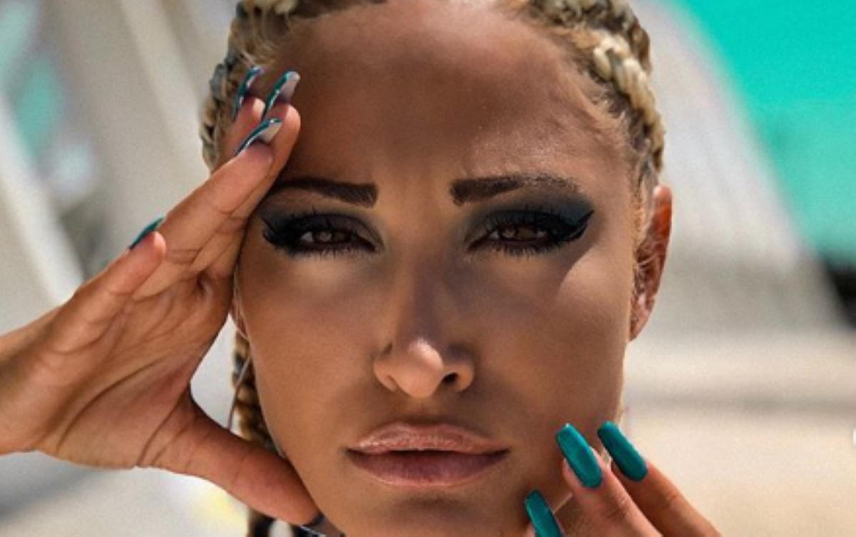 Η Ιωάννα Τούνη ολόγυμνη πίνει τον καφέ της! Δεν έχει προηγούμενο!