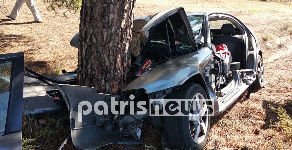 Ηλεία: Σοβαρό τροχαίο στο Καλλίκωμο – Αυτοκίνητο καρφώθηκε σε δέντρο [pics]