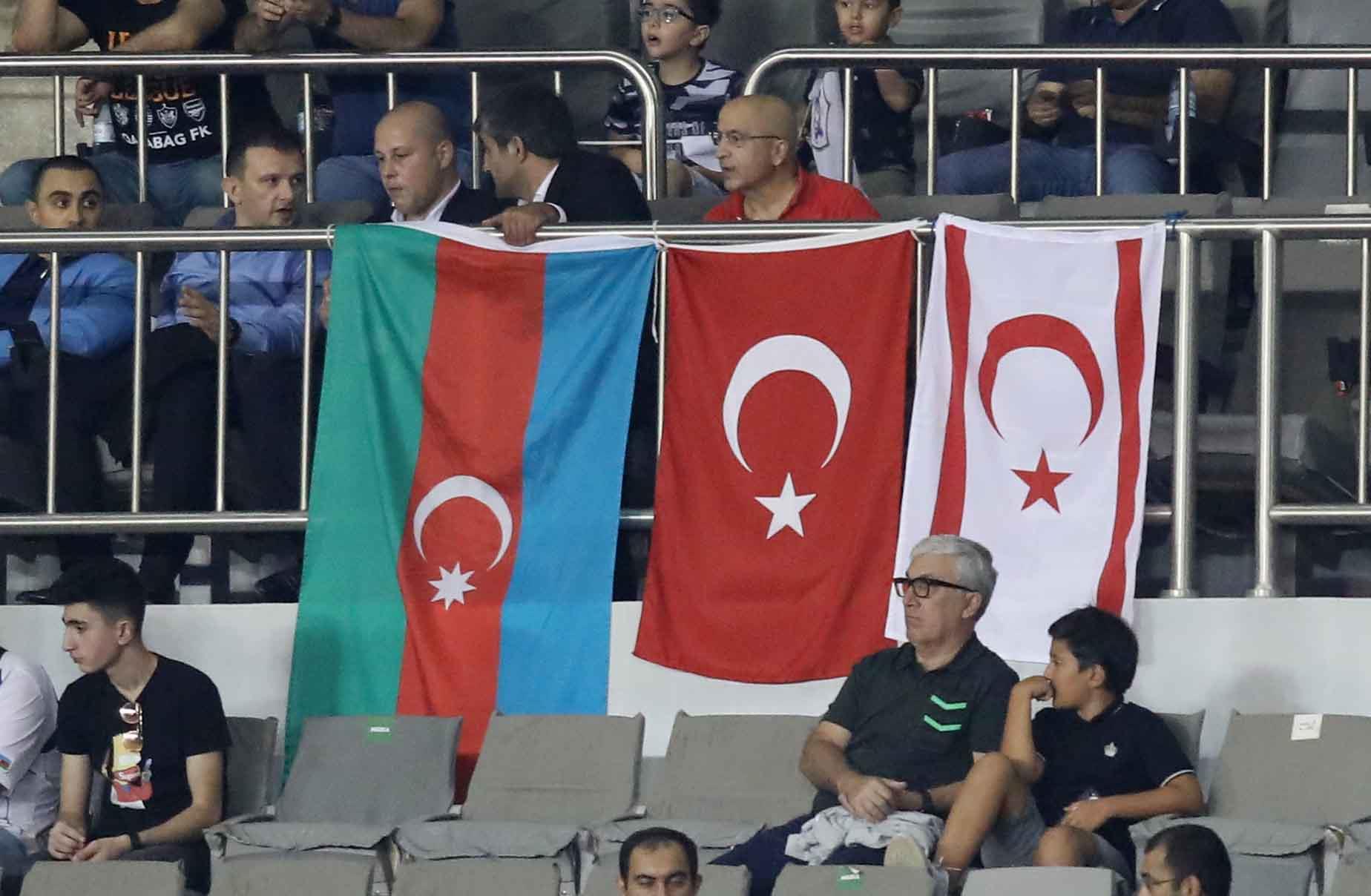 Champions League: Πρόκληση στο ΑΠΟΕΛ με σημαίες Τουρκίας και ψευδοκράτους! [pics]