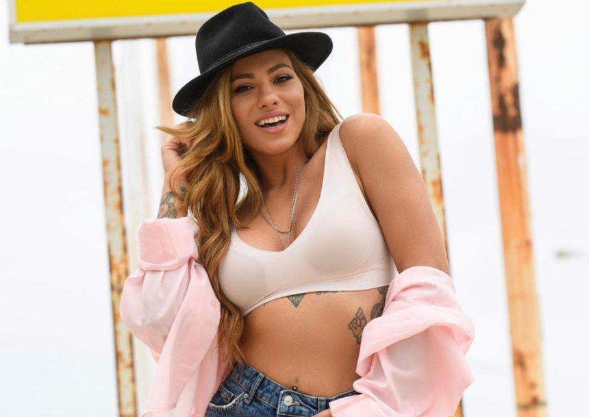 Ευρυδίκη Βαλαβάνη: Ποζάρει με την κούκλα αδερφή της και της εύχεται δημόσια “χρόνια πολλά”!