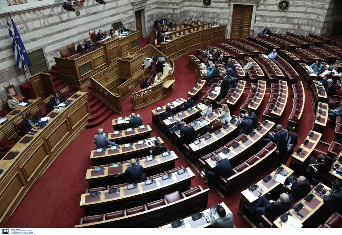 Βουλή: Σφοδρή σύγκρουση και ένταση για τα προσόντα του διοικητή της ΕΥΠ