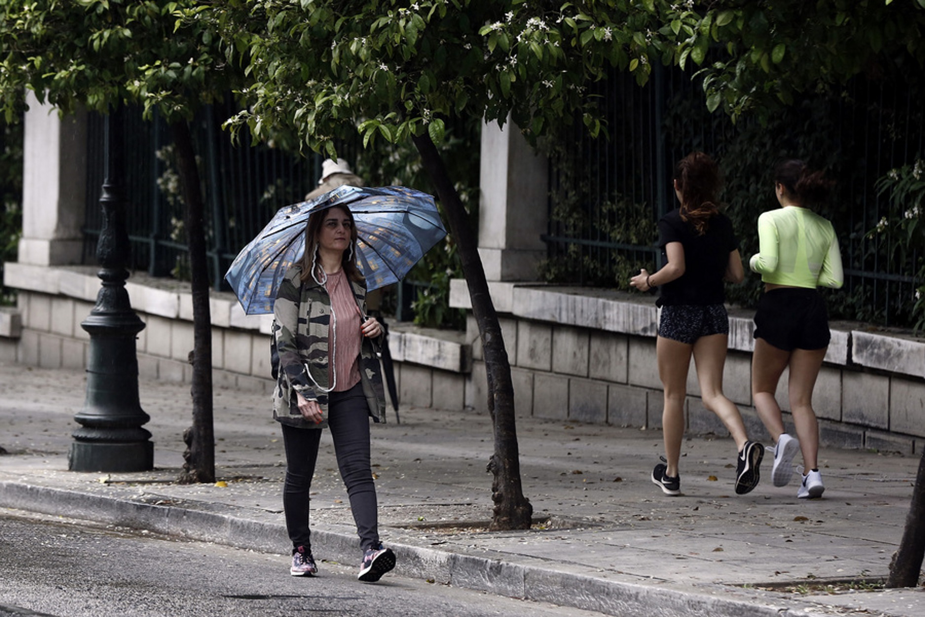 Καιρός σήμερα: Τοπικές βροχές και νέα “βουτιά” της θερμοκρασίας