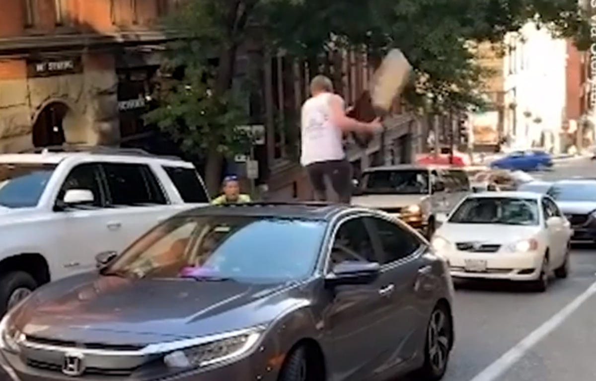 Απίστευτο ξύλο μέσα στην μέση του δρόμου! Ανέβηκε σε αυτοκίνητο και… ξήλωσε την ηλιοροφή