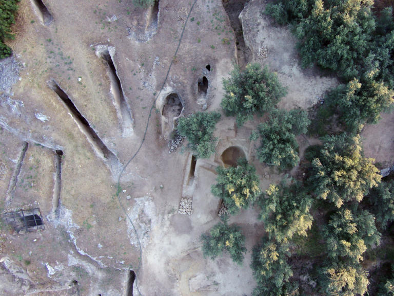 Βρήκαν ασύλητους τάφους από την εποχή των μυκηναϊκών ανακτόρων! Δείτε εικόνες