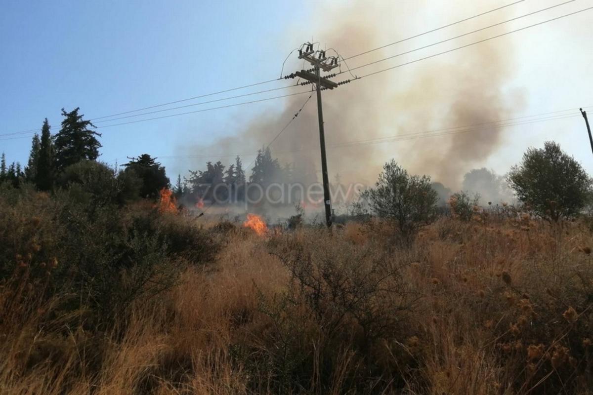 Φωτιά από κολόνα φωτισμού στην Κρήτη – video