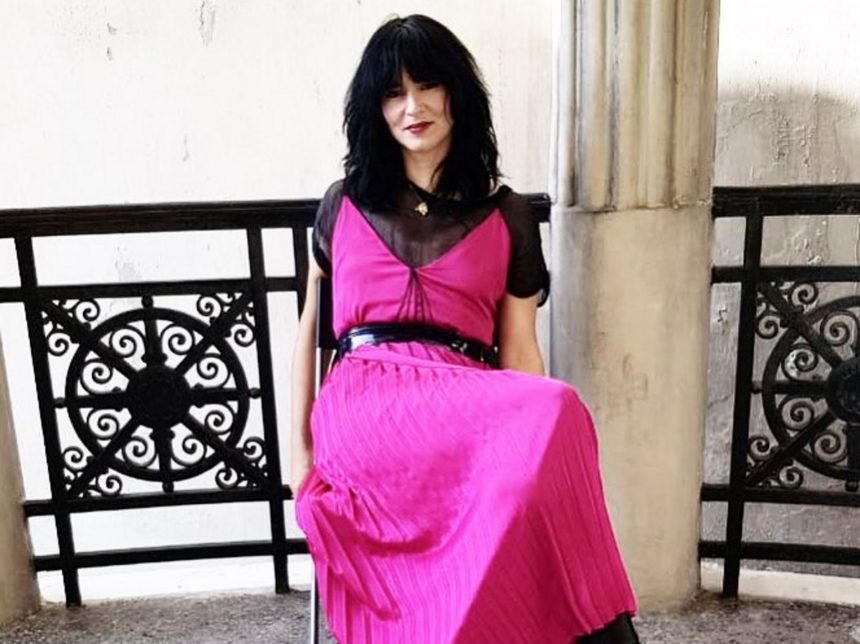 Η Ζενεβιέβ Μαζαρί όπως δεν την έχετε ξαναδεί: Φορά το μαγιό της και ποζάρει στα σοκάκια της Τήνου