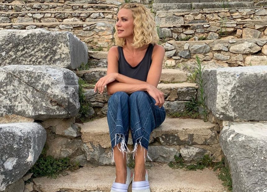 Η Ζέτα Μακρυπούλια ξεκίνησε τις διακοπές – Πού και με ποιους βρίσκεται [pics]