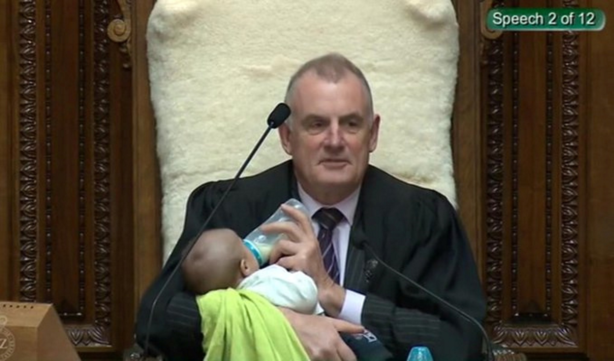 Νέα Ζηλανδία: Ο πρόεδρος της Βουλής τάιζε ένα μωρό κατά τη συνεδρίαση για τα καύσιμα [pics]