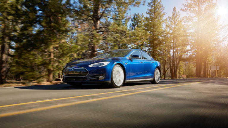 Η Tesla ειρωνεύεται τις επιδόσεις της Porsche Taycan