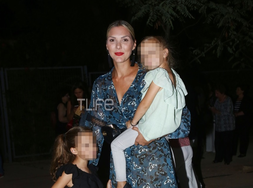 Θέλξη: Η τραγουδίστρια πήγε θέατρο με τις κόρες της!