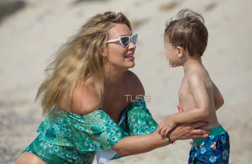 Χριστίνα Αλούπη: Στην παραλία με τον γιο της! Το αψεγάδιαστο κορμί της παρουσιάστριας