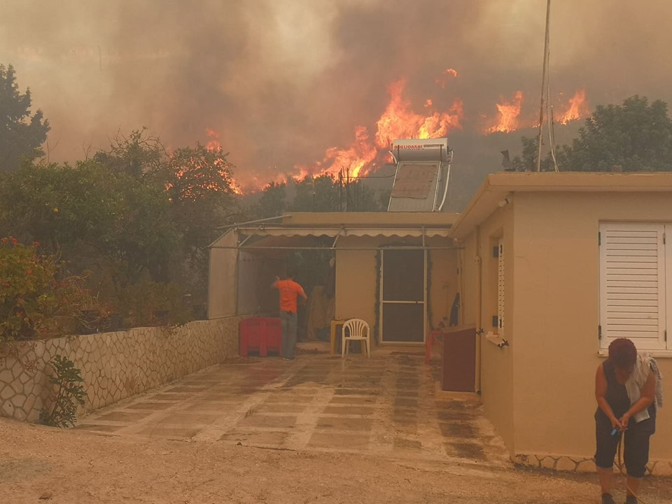 Μεγάλη φωτιά στη Ζάκυνθο! - Η φωτιά πλησιάζει και κυκλώνει σπίτια- Εκκενώθηκαν τα πρώτα σπίτια -Εφιαλτικές εικόνες στο χωριό Κερί- Σε αγροτοδασική έκταση στην περιοχή Λιθακιά (Photos)