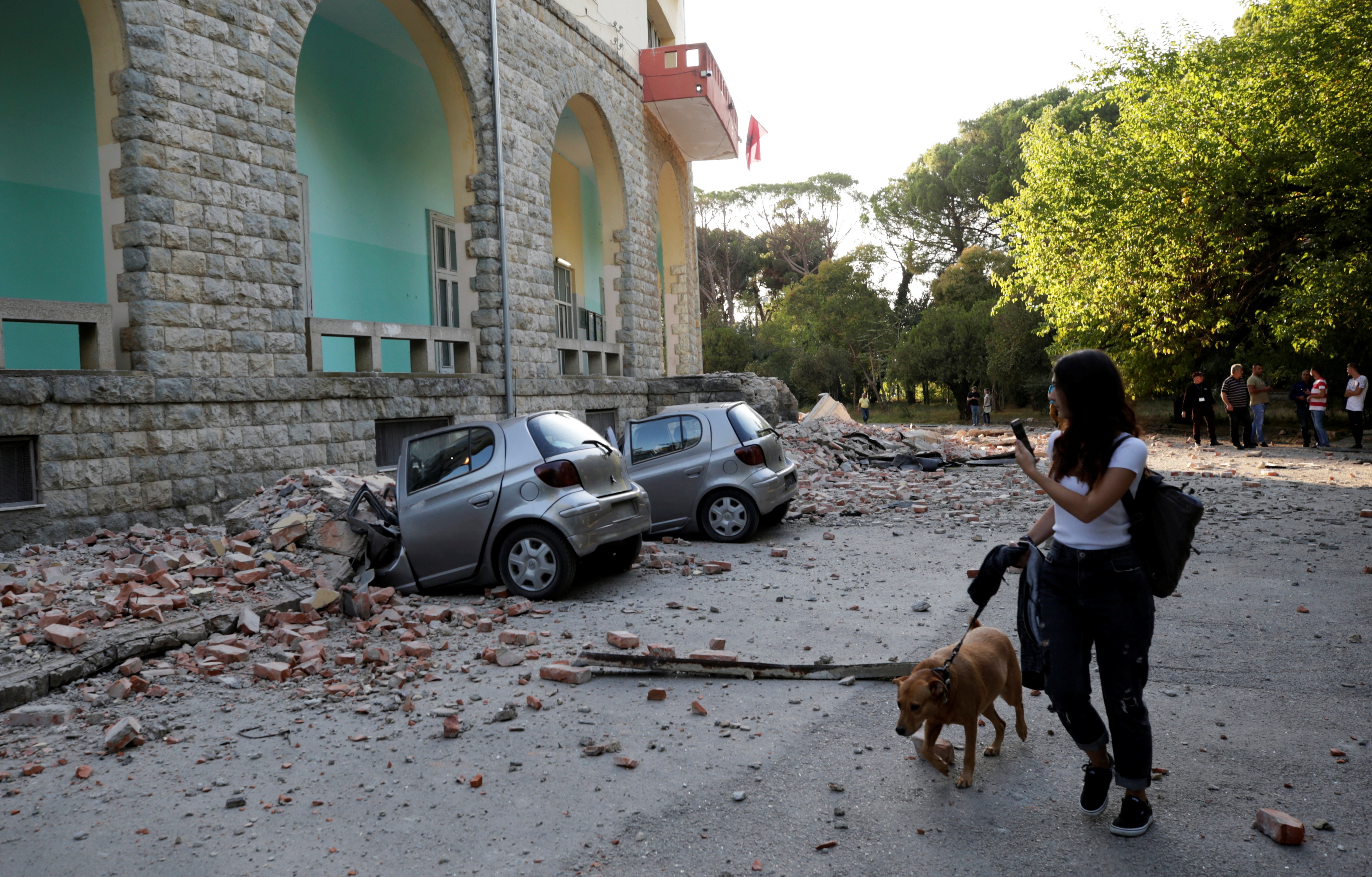 Αλβανία: Διαλυμένα σπίτια, σμπαραλιασμένα αυτοκίνητα και δεκάδες τραυματίες – video