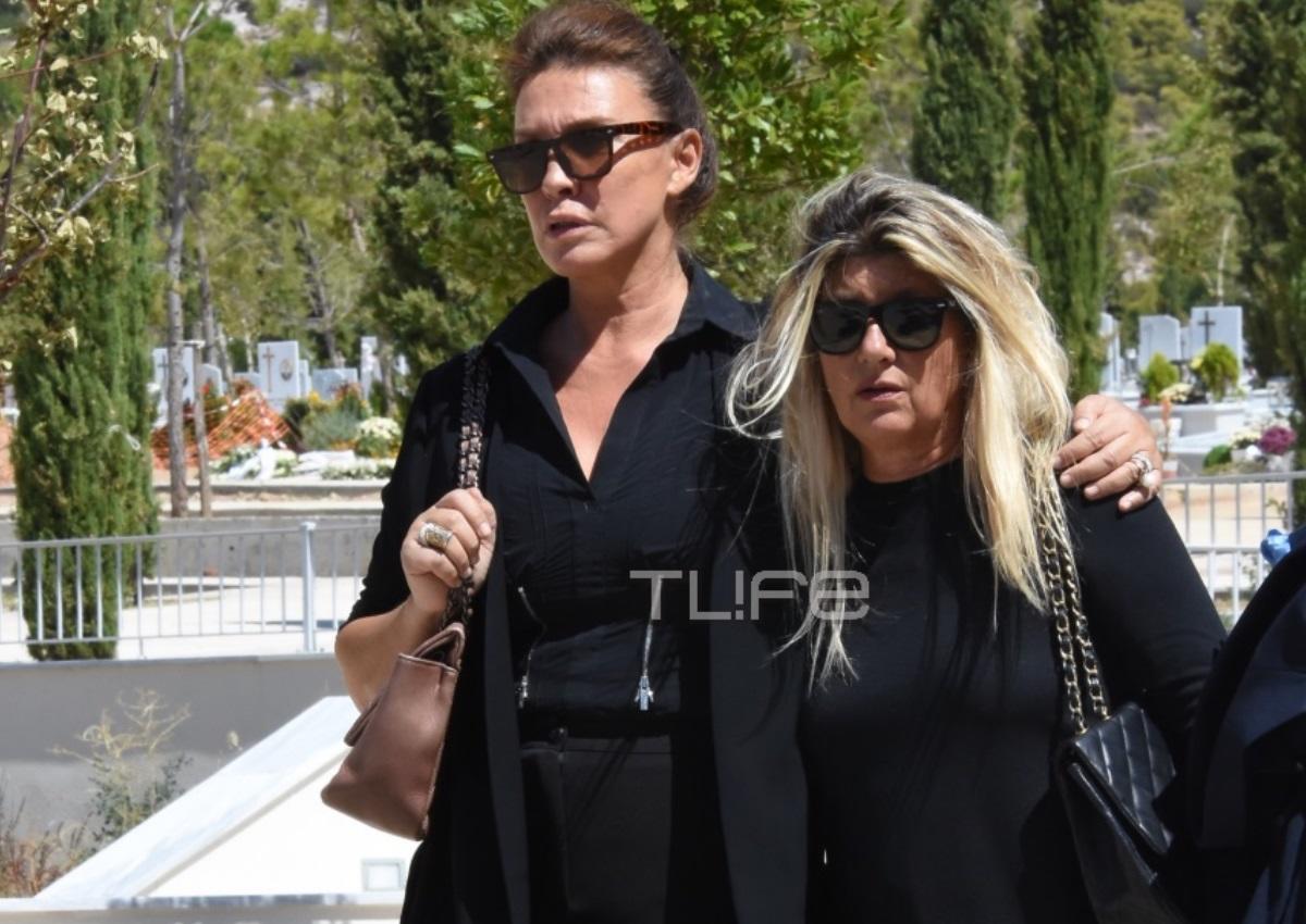 Συγκινημένη στα μαύρα η Βάνα Μπάρμπα στην κηδεία του Δημήτρη Ρίζου