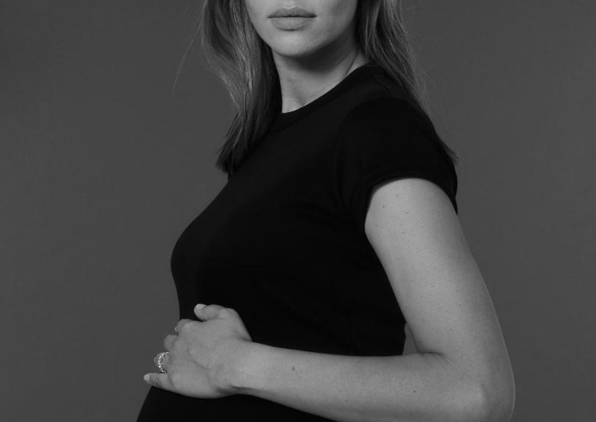 Διάσημη καλλονή αποκάλυψε τη δεύτερη εγκυμοσύνη της, μετά τις διακοπές στη Μύκονο!