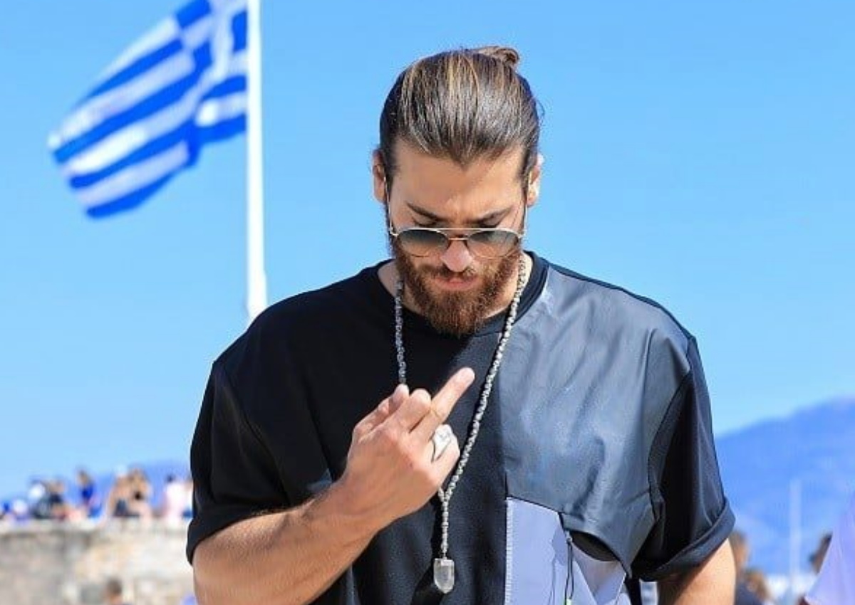 Τζαν Γιαμάν: Απαντά για την «άσεμνη χειρονομία» στην Ακρόπολη με φόντο την ελληνική σημαία! [video]