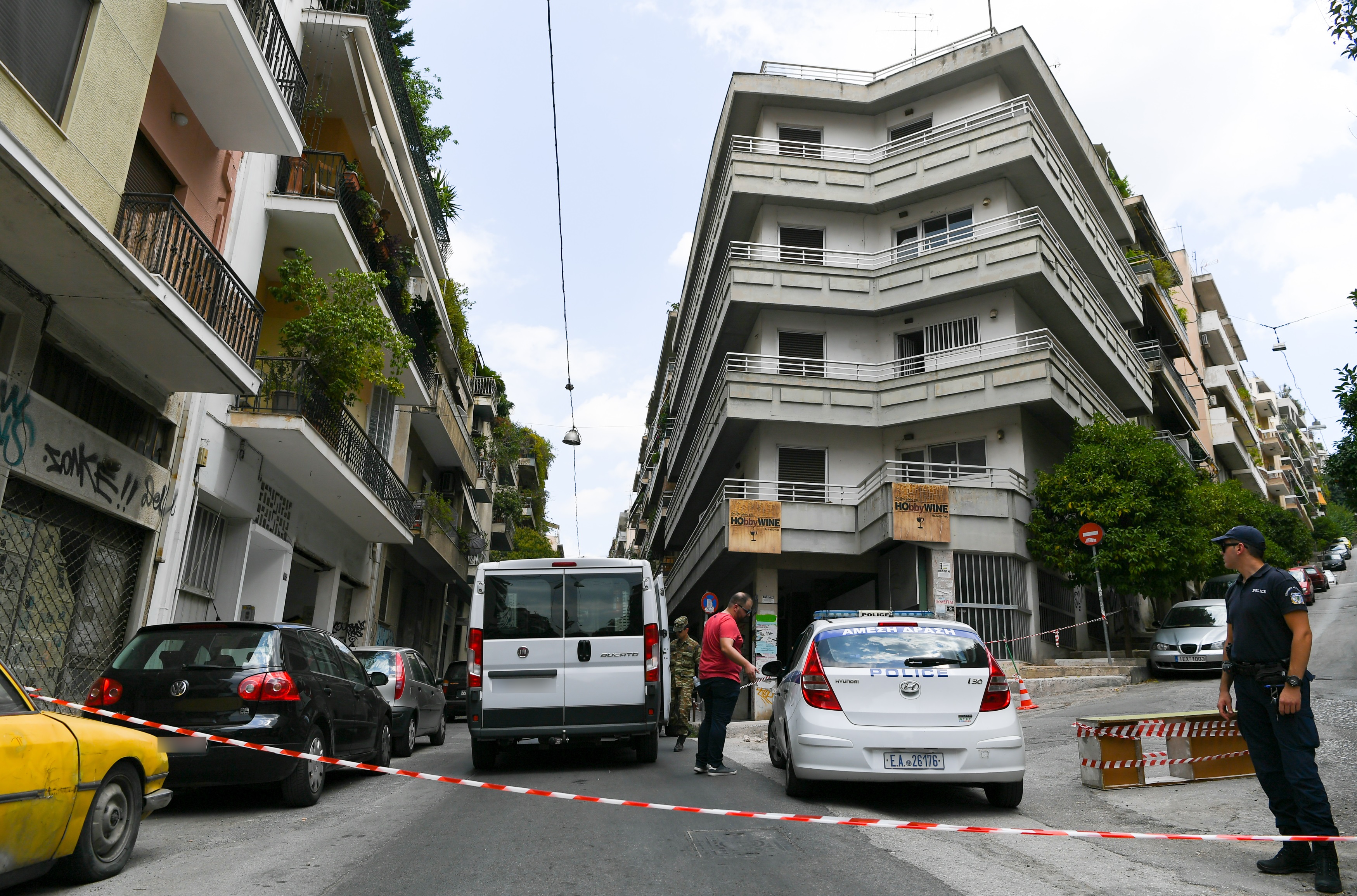 Εξάρχεια: Έφοδος ΟΠΚΕ και ΕΚΑΜ σε διαμέρισμα για ναρκωτικά!