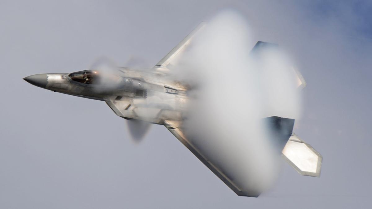 “Κόβει την ανάσα” η ελεύθερη… αιώρηση του stealth μαχητικού F-22 – Απίστευτα πλάνα! [vid]