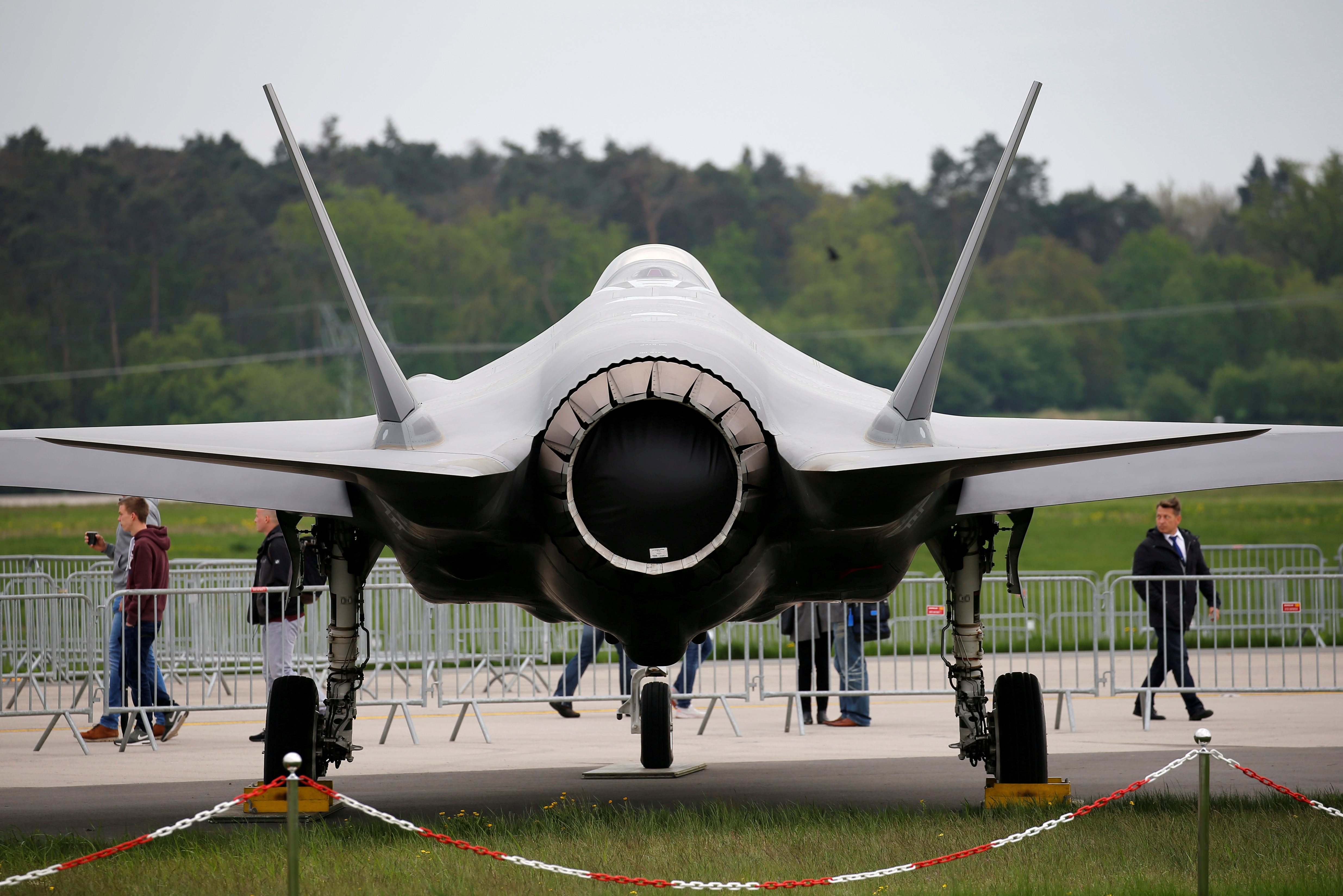 Το stealth μαχητικό F-35 επιδεικνύει τις μοναδικές ικανότητες προσγείωσης που διαθέτει! [vid]