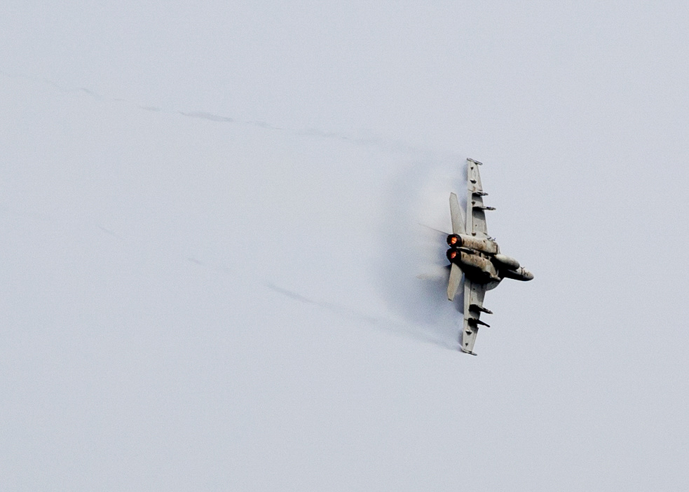 Ξέφυγαν οι Φινλανδοί – Μαχητικό αεροσκάφος F/A-18 προσγειώθηκε στη μέση του…δρόμου! [vid]