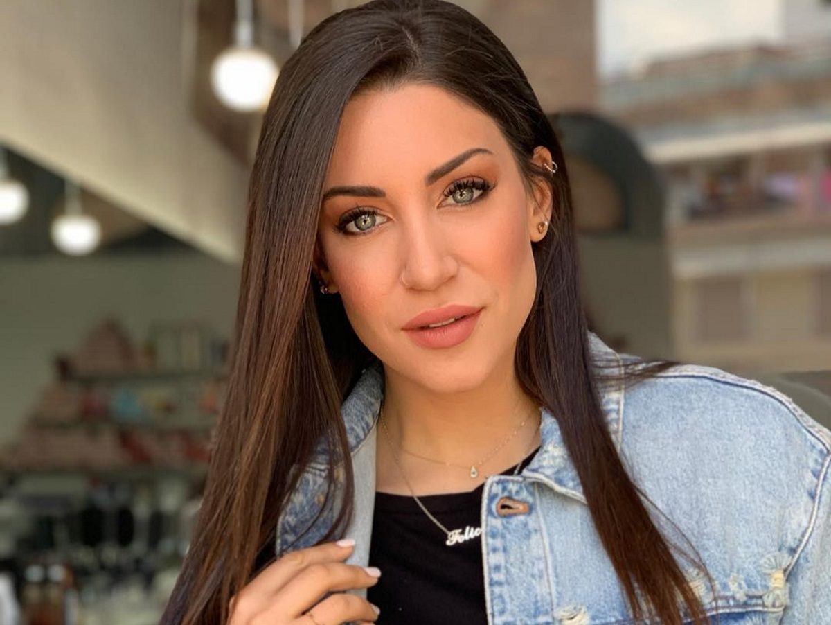 Η Φελίσια Λαπάτη μας δείχνει το γιο της κατά τη διάρκεια του θηλασμού