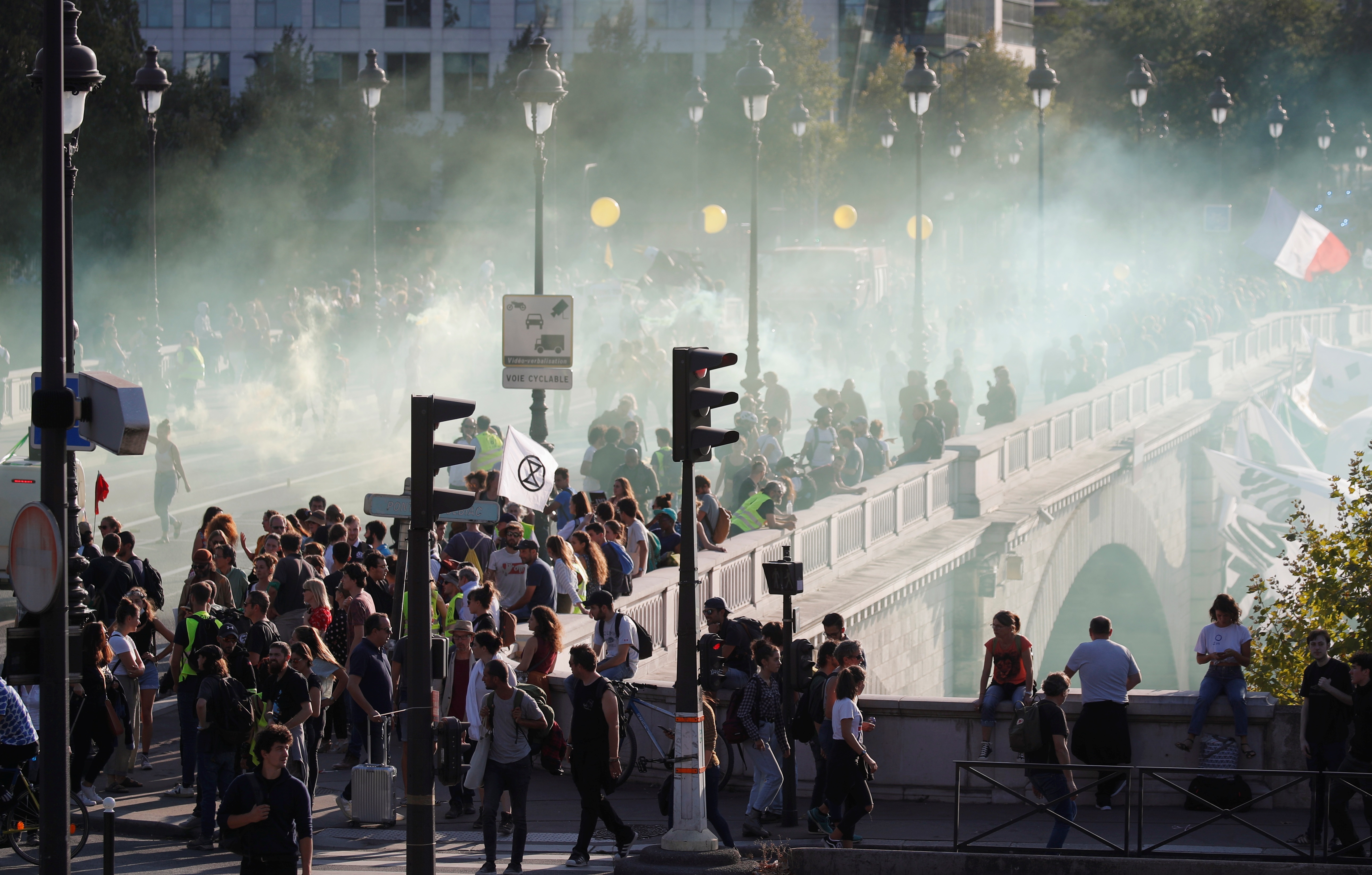 Επεισόδια στο Παρίσι στην πορεία για το κλίμα – Τα “έσπασαν” οι Black Blocks!