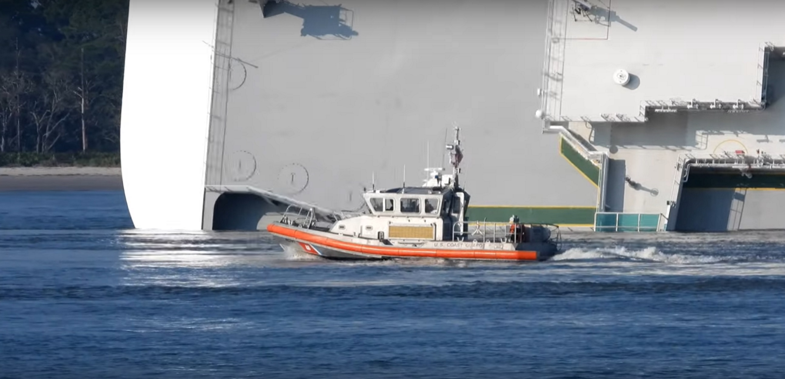 Τζόρτζια: Θρίλερ με πλοίο που έχει πάρει κλίση 90 μοιρών! video